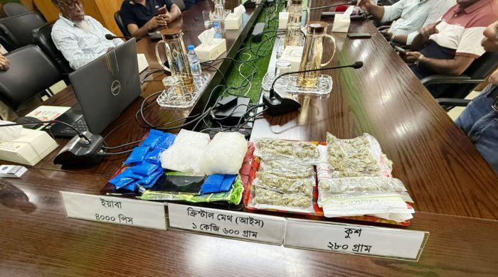 রাজধানীর বিভিন্ন এলাকা হতে আইসসহ বিপুল পরিমাণ ইয়াবা ও অষ্ট্রেলিয়া হতে আগত কুশ উদ্ধার
