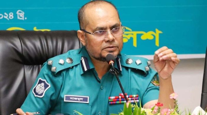 গাজীপুরে মহানগর পুলিশ কমিশনারের যাওয়া আসার সময় রাস্তা বন্ধ রাখার বিষয়ে স্বরাষ্ট্র উপদেষ্টা লেফটেন্যান্ট জেনারেল (অব.) মো. জাহাঙ্গীর আলম চৌধুরী বলেছেন, এ বিষয়ে আলোচনা হয়েছে এবং আইজিপি সিদ্ধান্ত নিয়েছেন। এ বিষয়ে তাকে (জিএমপি কমিশনার) কারণ দর্শানোর নোটিশ দেওয়া হয়েছে।  সোমবার (২৫ আগস্ট) সচিবালয়ে আইনশৃঙ্খলা বিষয়ক সভায় তিনি একথা বলেন।