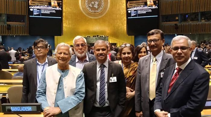জাতিসংঘের সাধারণ পরিষদের ৮০তম অধিবেশন আনুষ্ঠানিকভাবে শুরু হয়েছে। এতে যোগ দিয়েছেন বাংলাদেশের অন্তর্বর্তী সরকারের প্রধান উপদেষ্টা অধ্যাপক মুহাম্মদ ইউনূস। মঙ্গলবার (২৩ সেপ্টেম্বর) স্থানীয় সময় সকালে যুক্তরাষ্ট্রের নিউইয়র্কে জাতিসংঘের সদর দপ্তরে এ অধিবেশন শুরু হয়। প্রধান উপদেষ্টার সঙ্গে এই সফরে রয়েছেন আইন উপদেষ্টা ড. আসিফ নজরুল, পররাষ্ট্র উপদেষ্টা মো. তৌহিদ হোসেন, জ্বালানি উপদেষ্টা ফাওজুল কবির খান এবং প্রধান উপদেষ্টার কার্যালয়ের এসডিজি বিষয়ক মুখ্য সমন্বয়ক লামিয়া মোরশেদ।