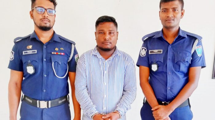 জুড়ী মৌলভীবাজার মৌলভীবাজারের জুড়ীতে সাংবাদিক পরিচয়ে ব্যবসায়ীকে ব্ল্যাকমেইলিং করে চাঁদা আদায়ের সময় চাঁদার টাকাসহ মাসুম আহমদ (৩৪) নামের এক যুবলীগ নেতাকে গ্রেফতার করেছে পুলিশ। সোমবার (২২ সেপ্টেম্বর) রাত সাড়ে নয়টায় তাকে গ্রেফতার করা হয়। মাসুম জায়ফরনগর ইউনিয়নের ভবানীপুর গ্রামের বাসিন্দা। তাকে মঙ্গলবার বিজ্ঞ আদালতের মাধ্যমে জেল হাজতে প্রেরণ করা হয়েছে।