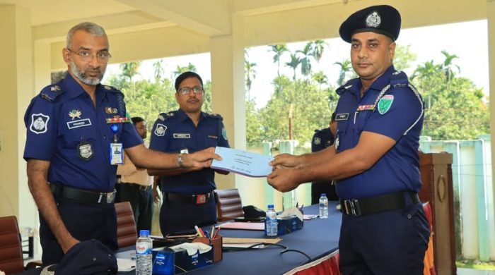 পুরস্কার সবসময়ই কাজের অনুপ্রেরণা বাড়ায়—এই সত্যকে আবারও প্রমাণ করেছেন শায়েস্তাগঞ্জ থানার এক নিরলস পরিশ্রমী পুলিশ সদস্য। সেপ্টেম্বর ২০২৫ মাসে ওয়ারেন্ট তামিল এবং অধিক পরিমাণে মাদক উদ্ধার অভিযানে গুরুত্বপূর্ণ ভূমিকা রাখায় বিশেষ পুরস্কারে ভূষিত হয়েছেন তিনি।