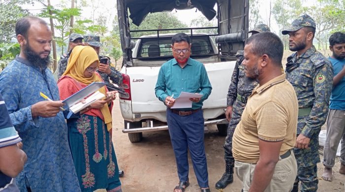ঠাকুরগাঁও জেলার সালান্দর চৌধুরীহাট এলাকায় অবস্থিত ‘মিতু চানাচুর’ নামের একটি খাদ্য উৎপাদন কারখানায় জেলা প্রশাসনের নিয়মিত মোবাইল কোর্ট পরিচালনা করা হয়। অভিযানে প্রমাণ মেলে যে, প্রতিষ্ঠানটি অস্বাস্থ্যকর চানাচুর উৎপাদন করে আসছিল। এ অপরাধে ভোক্তা অধিকার সংরক্ষণ আইন ২০০৯-এর ৫২ ধারা অনুযায়ী প্রতিষ্ঠানটির মালিক মোঃ মিলনকে দশ হাজার টাকা অর্থদণ্ড প্রদান করা হয়।